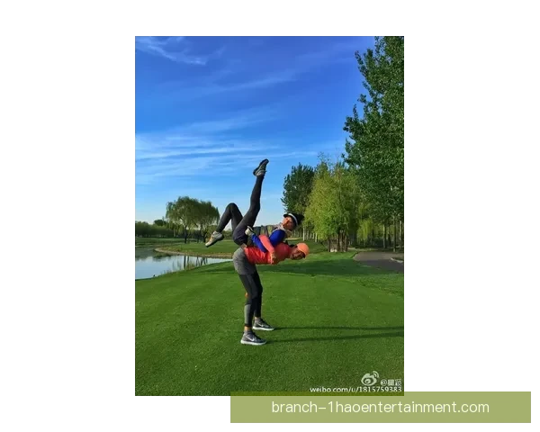 克罗斯训练间隙享受高尔夫乐趣社交平台分享轻松一刻